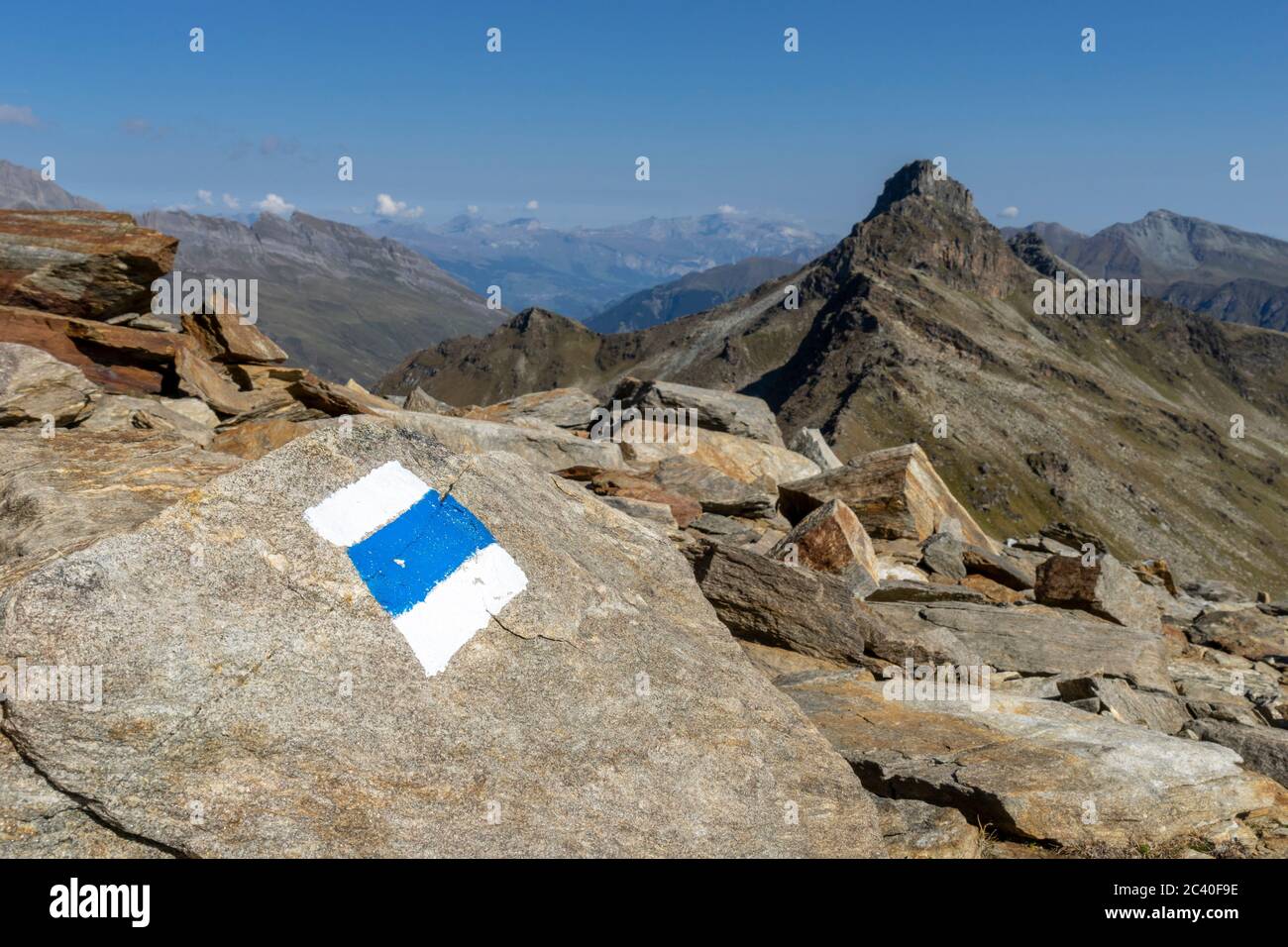 Farbmarkierung eines Alpinwanderwegs am Fanellgrätli am Fuss des Fanellhorns, mit dem Guraletschhorn in Hintergrund. Zervreila-Region, Valser Tal, Gra Stockfoto