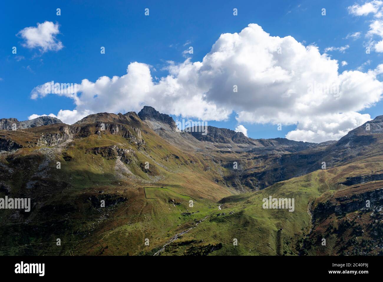 Alp Guraletsch mit einem alten, gemauerten Färrich, darüber das Guraletschhorn, Valser Tal, Zervreila-Region, Graubünden Stockfoto