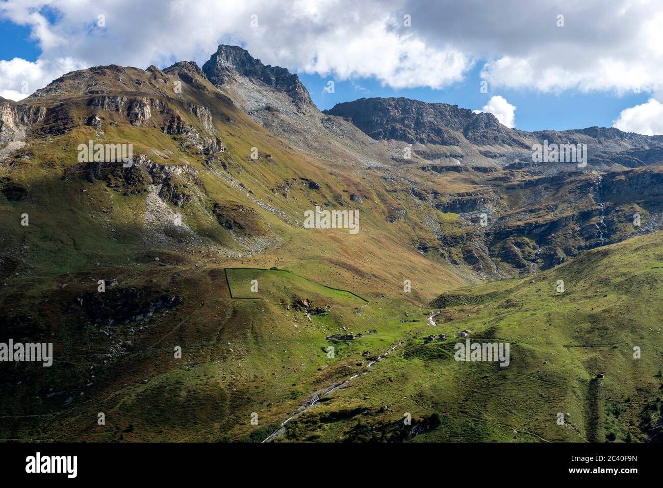 Alp Guraletsch mit einem alten, gemauerten Färrich, darüber das Guraletschhorn, Valser Tal, Zervreila-Region, Graubünden Stockfoto