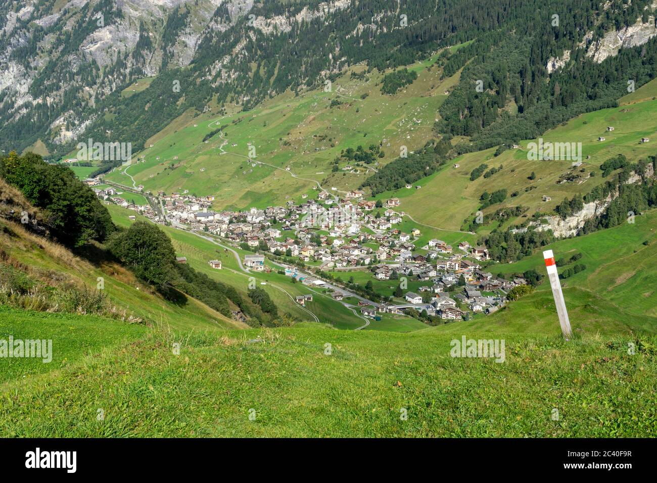 Das Dorf Vals im Valser Tal, Graubünden. Marking eines Bergwanderweges