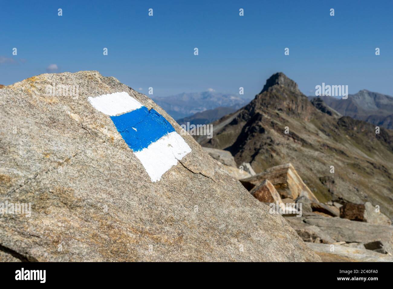Farbmarkierung eines Alpinwanderwegs am Fanellgrätli am Fuss des Fanellhorns, mit dem Guraletschhorn in Hintergrund. Zervreila-Region, Valser Tal, Gra Stockfoto