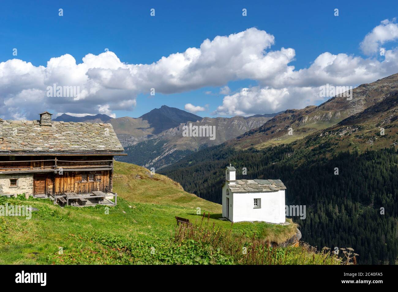 Die Alp Frunt mit ihrer Kapelle St. Anna, hinter der Piz Tomül oder Wissasteihora, Valser Tal, Zervreila-Region, Graubünden. (Keine Eigentumsfreigabe) Stockfoto