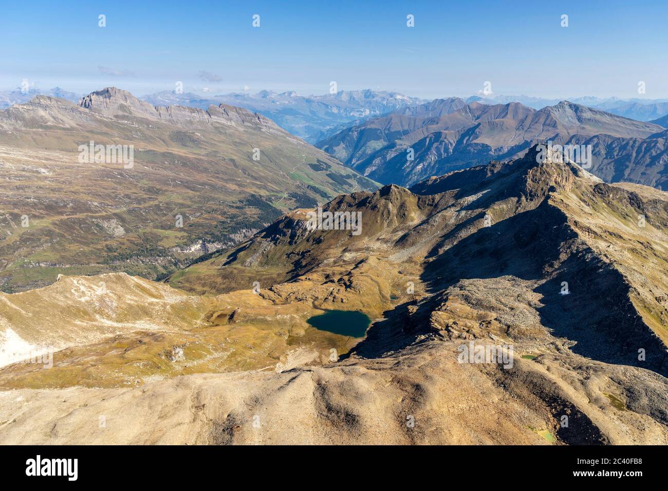 Auf dem Gipfel des Fanellhorns, Zervreila-Region, Valser Tal, Graubünden. Sicht zum Guraletschhorn (rechts vorne) und zum Guraletschsee. Links Faltsch Stockfoto