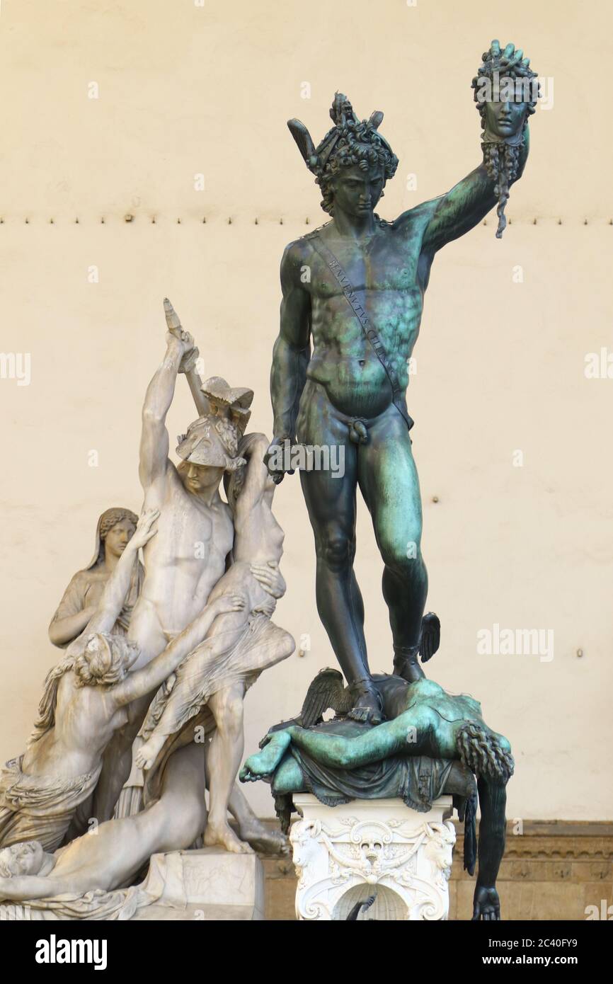 Perseus mit dem Kopf der Medusa, Bronzestatue von Benvenuto Cellini, Piazza Signoria, Florenz, Italien Stockfoto