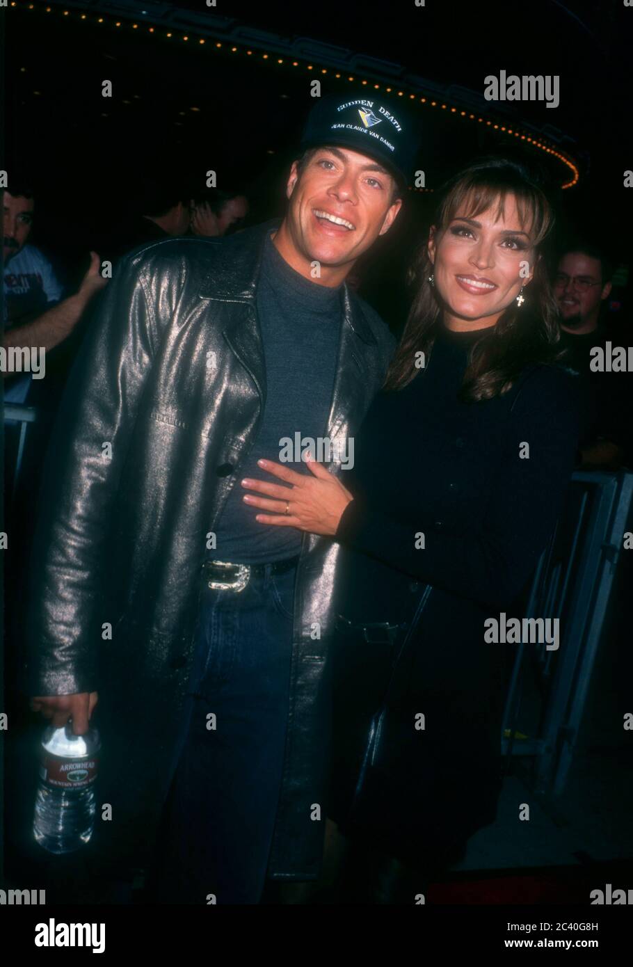 Westwood, California, USA 8. November 1995 Schauspieler Jean-Claude Van Damme und Ehefrau Darcy LaPier besuchen Warner Bros. Pictures' 'Ace Ventura: When Nature Calls' Premiere am 8. November 1995 im Mann Village Theater in Westwood, Kalifornien, USA. Foto von Barry King/Alamy Stockfoto Stockfoto