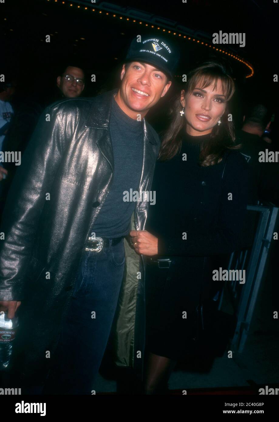Westwood, California, USA 8. November 1995 Schauspieler Jean-Claude Van Damme und Ehefrau Darcy LaPier besuchen Warner Bros. Pictures' 'Ace Ventura: When Nature Calls' Premiere am 8. November 1995 im Mann Village Theater in Westwood, Kalifornien, USA. Foto von Barry King/Alamy Stockfoto Stockfoto