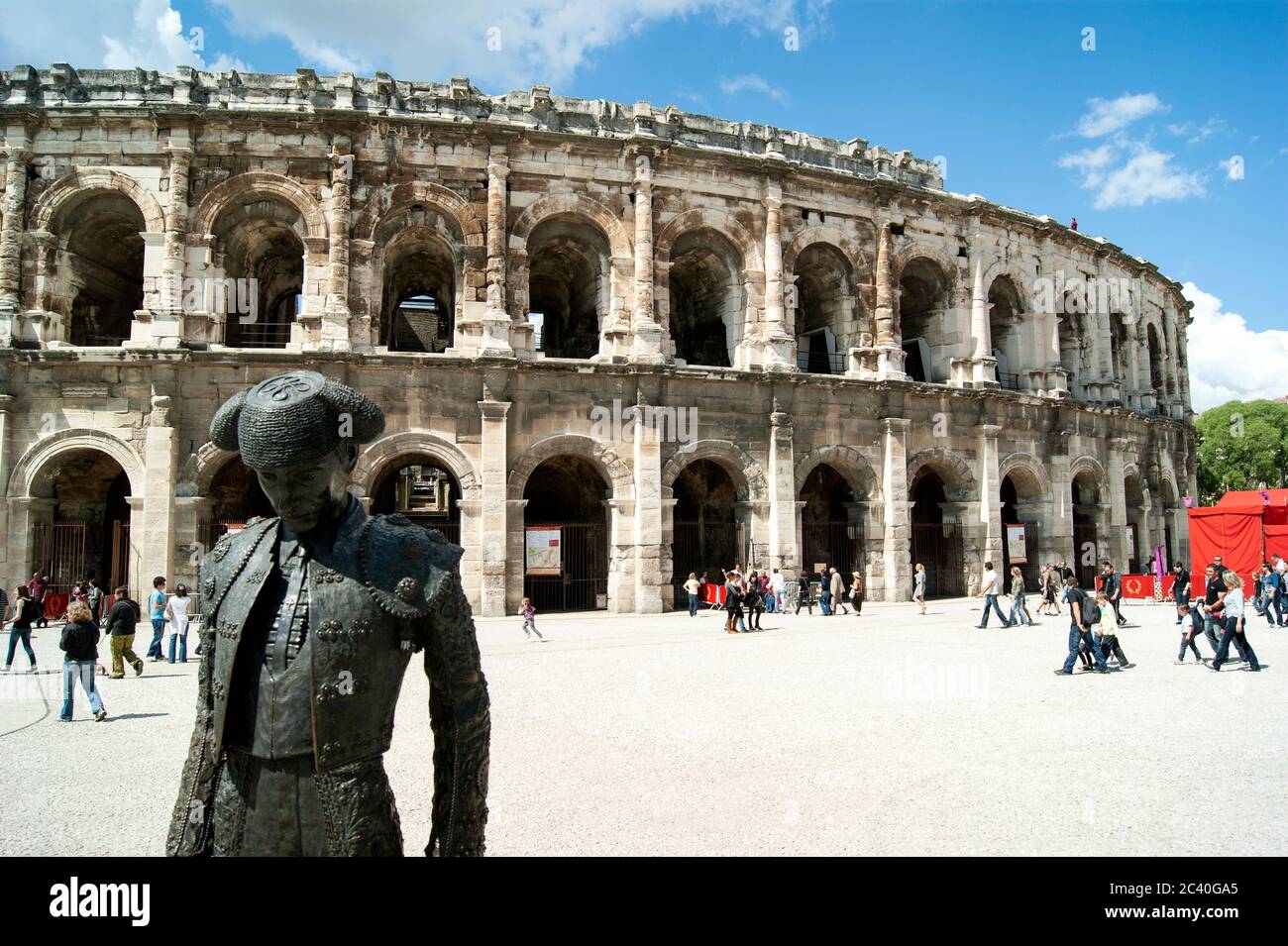 Arena von Nimes, Südfrankreich. Ein perfekt erhaltenes römisches Amphitheater. Das Theater wird jetzt für Stierkämpfe verwendet, daher eine Statue eines Matador Stockfoto