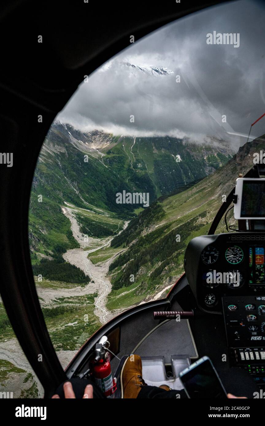 Wildromantisches Gasterntal in den Berner Alpen vom Hubschrauber aus gesehen Stockfoto