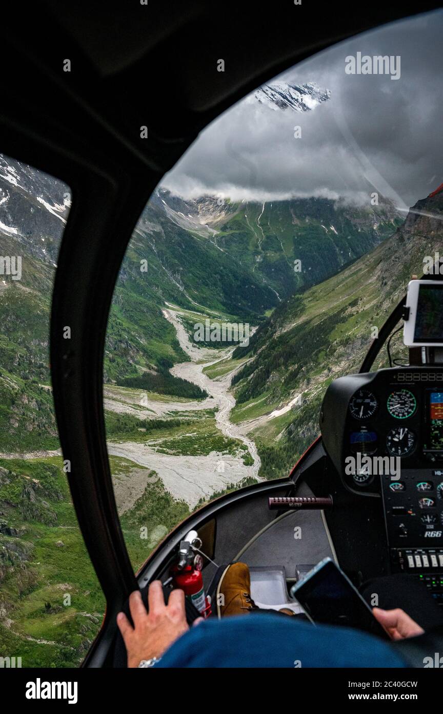 Wildromantisches Gasterntal in den Berner Alpen vom Hubschrauber aus gesehen Stockfoto
