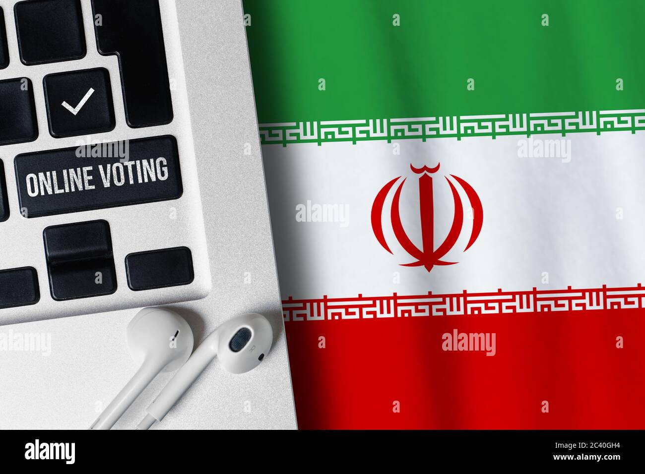 Online-Wahlkonzept in der Islamischen Republik Iran. Tastatur in der Nähe der Länderflagge. Stockfoto