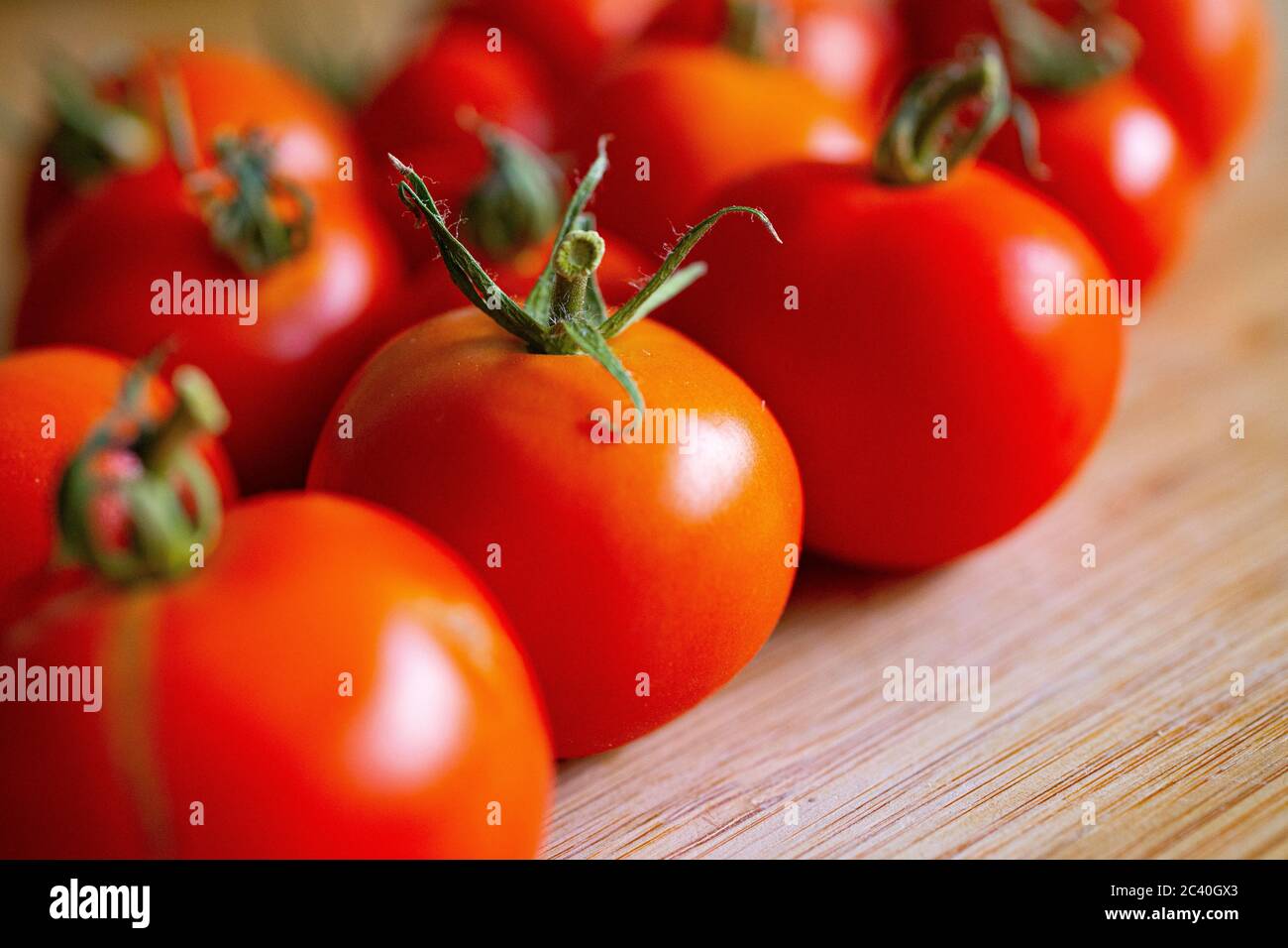 Geerntete Tomate 'Alicante' Frucht auf Holzoberfläche Stockfoto