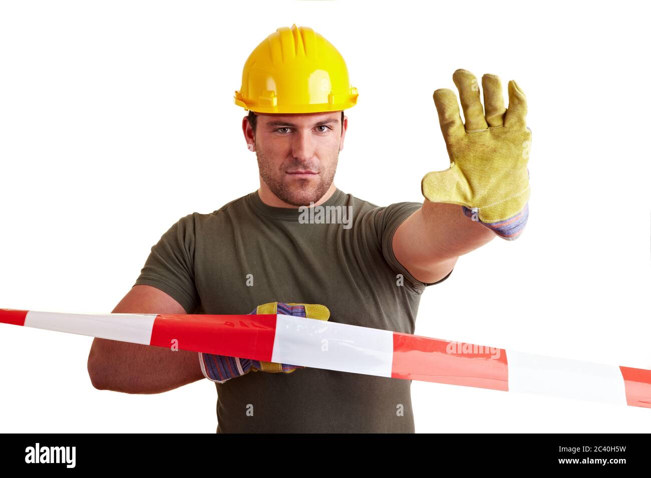 Der Bauarbeiter steht hinter einem Sperrband mit ausgestreckter Hand Stockfoto