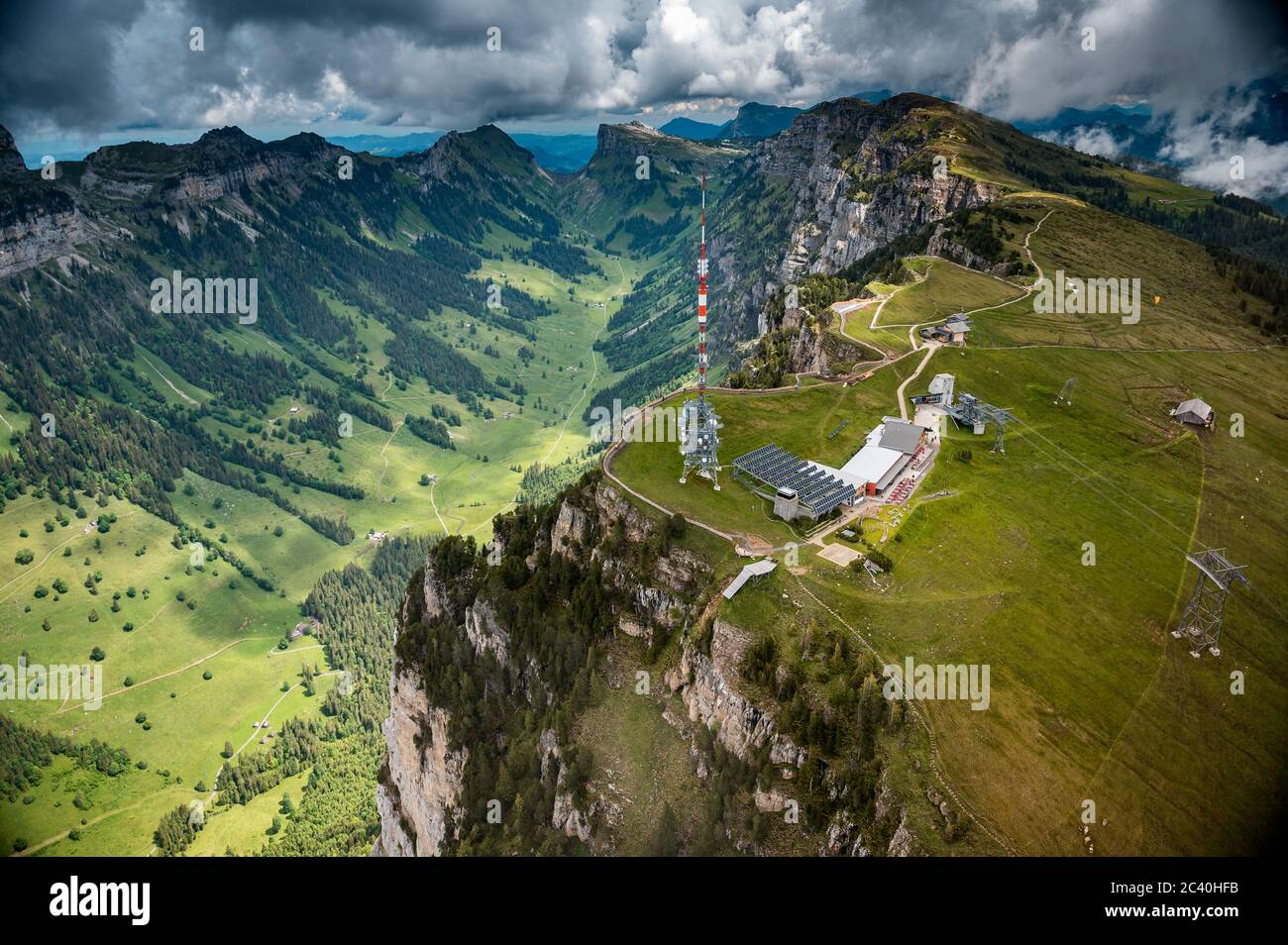 Luftaufnahme von Niederhorn und Justistal im Berner Oberland von einem Hubschrauber aus gesehen Stockfoto