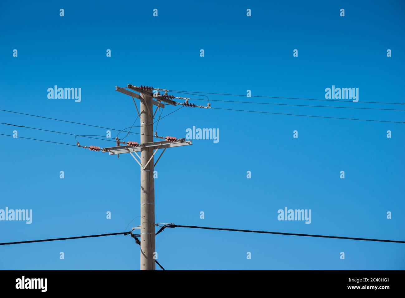 Hochspannungsturm. Stromversorgung. Elektrische Industrie Übertragungstechnik gegen klaren blauen Himmel. Energieverteilung pylon. Elektrische Kabine Stockfoto