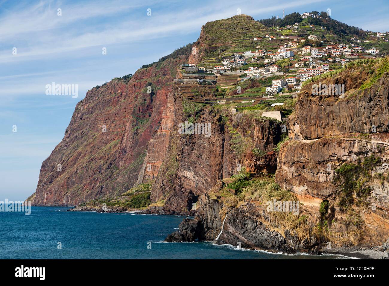 Das Dorf Câmara de Lobos liegt auf den Klippen von Cabo Girão, der höchsten in Europa, in der Nähe von Funchal, Madeira Stockfoto