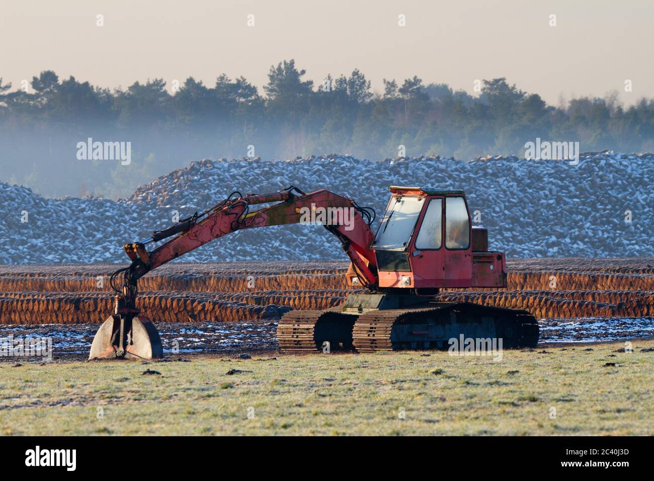 Torfschleppen vor einem Feld des Torfbergbaus Stockfoto