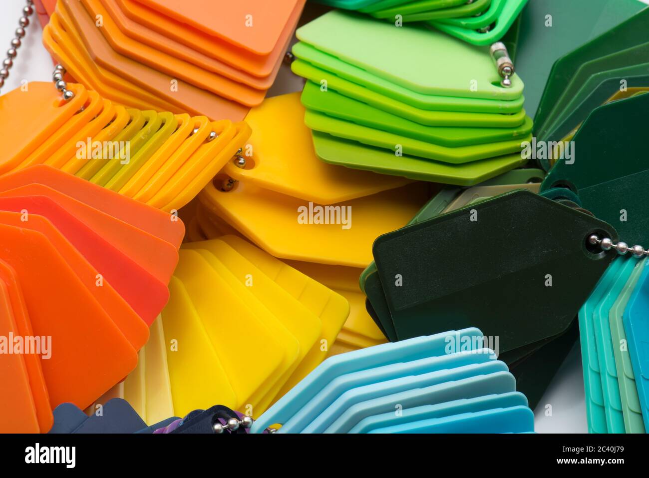 Verschiedene gefärbte Kunststoff Musterteller in blau, grün, gelb, orange, Stockfoto