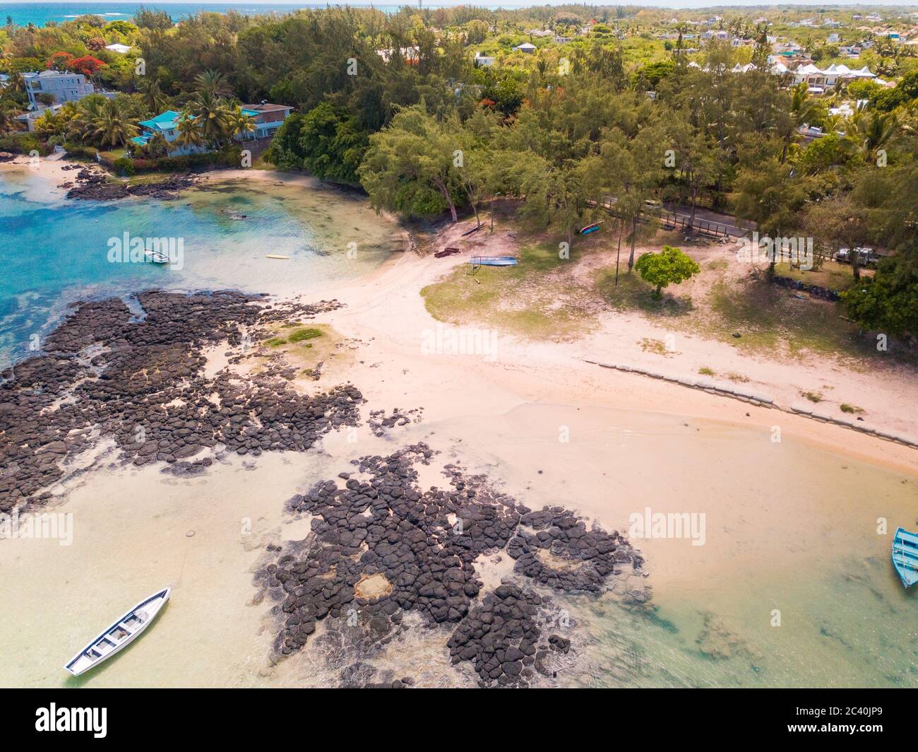 Luftaufnahme: BAIN BOEUF Mauriutius. Schöner Strand im Norden von Mauritius. Coin de Mire, weißer Sandstrand zwischen Palmen. Stockfoto