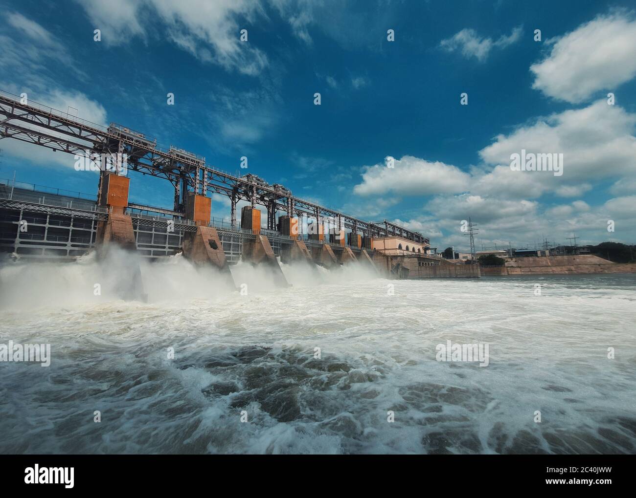 Wasserkraftwerk am Nistru Fluss in Dubasari (Dubossary), Transnistrien, Moldawien. Wasserkraftwerk, Wasserdamm, erneuerbare Energiequelle, Stockfoto