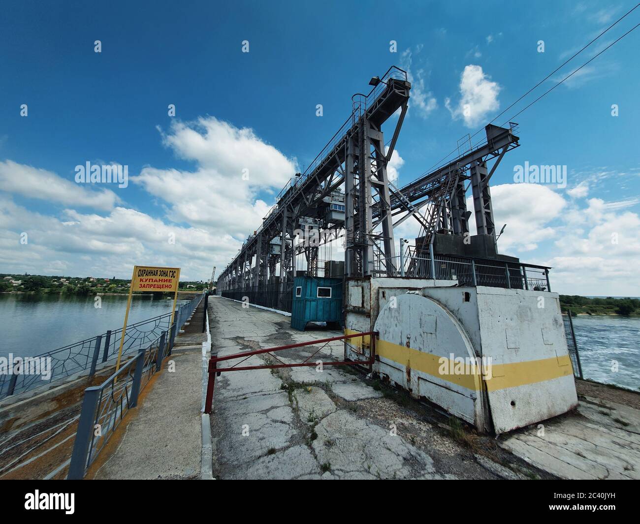 Wasserkraftwerk am Nistru Fluss in Dubasari (Dubossary), Moldawien. Wasserkraftwerk, Wasserdamm, erneuerbare Energiequelle, industrielle CO Stockfoto