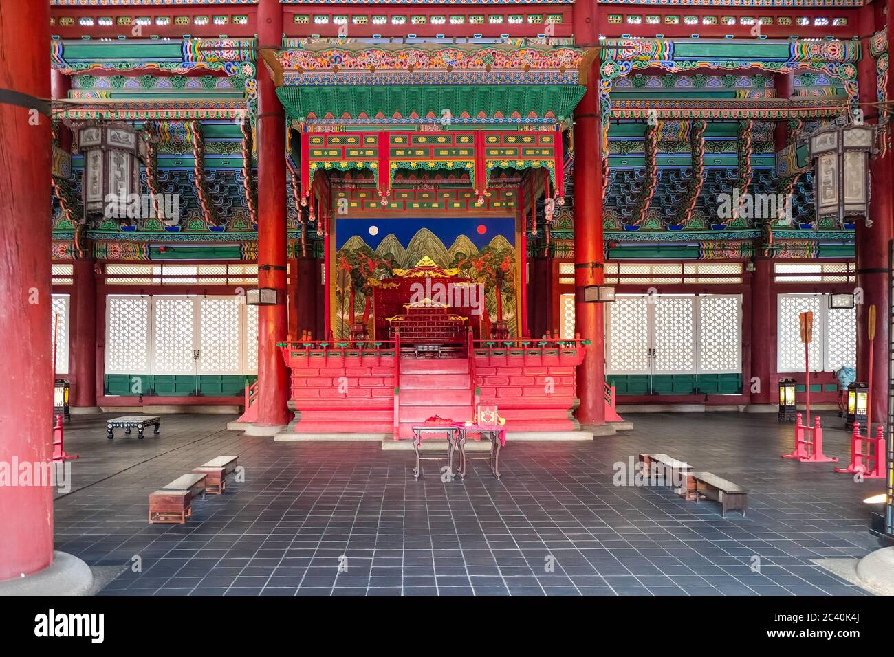 SEOUL, SÜDKOREA - 8. APRIL 2017: Phoenix Throne/eojwa mit Irworobongdo in der Geunjeongjeon Hall. Die Halle ist innerhalb Gyeongbokgung Palast, die lar Stockfoto