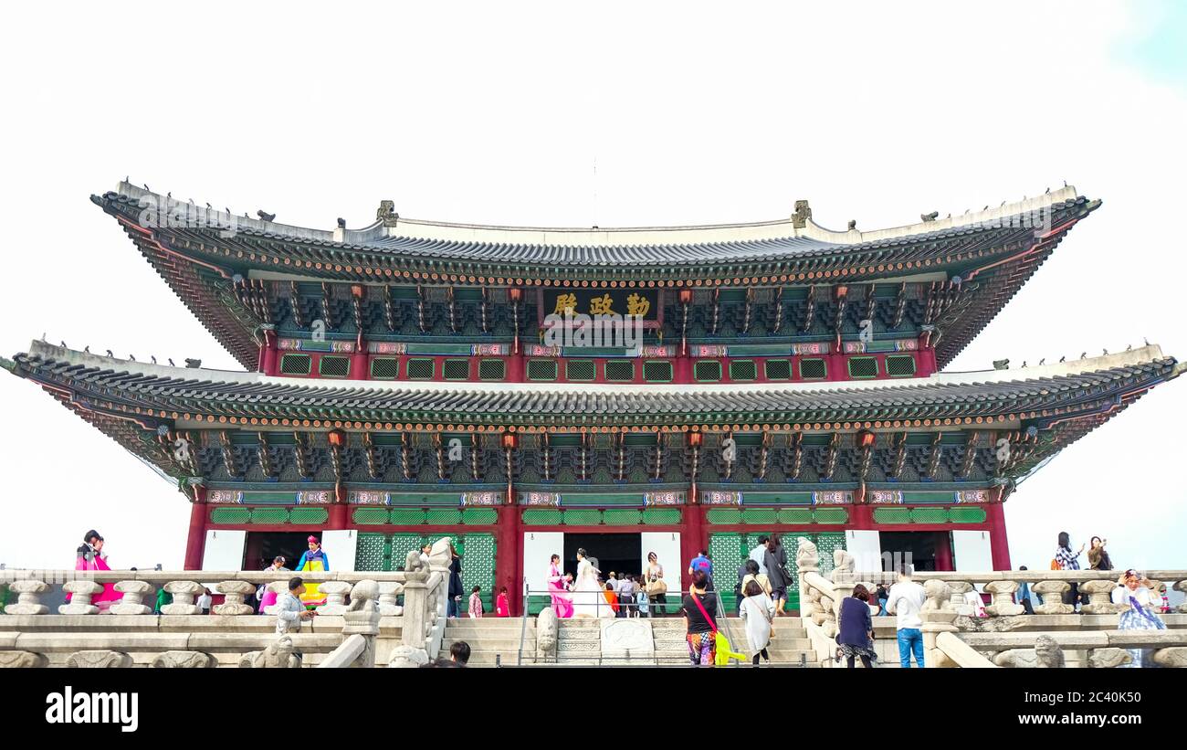 SEOUL, SÜDKOREA - 8. APRIL 2017: Geunjeongjeon Hall (Thronsaal) im Gyeongbokgung Palast, dem größten königlichen Palast der Joseon Dynastie Stockfoto