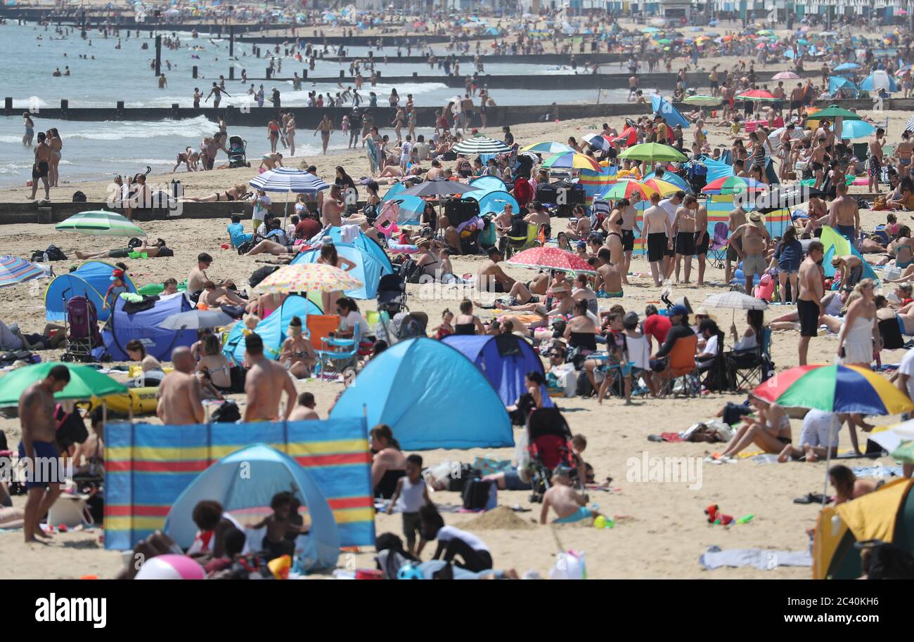 Die Leute besuchen den Strand in Bournemouth, da Großbritannien für eine Juni-Hitzewelle vorbereitet ist, da die Temperaturen in dieser Woche bis Mitte der 30er Jahre steigen werden. Stockfoto