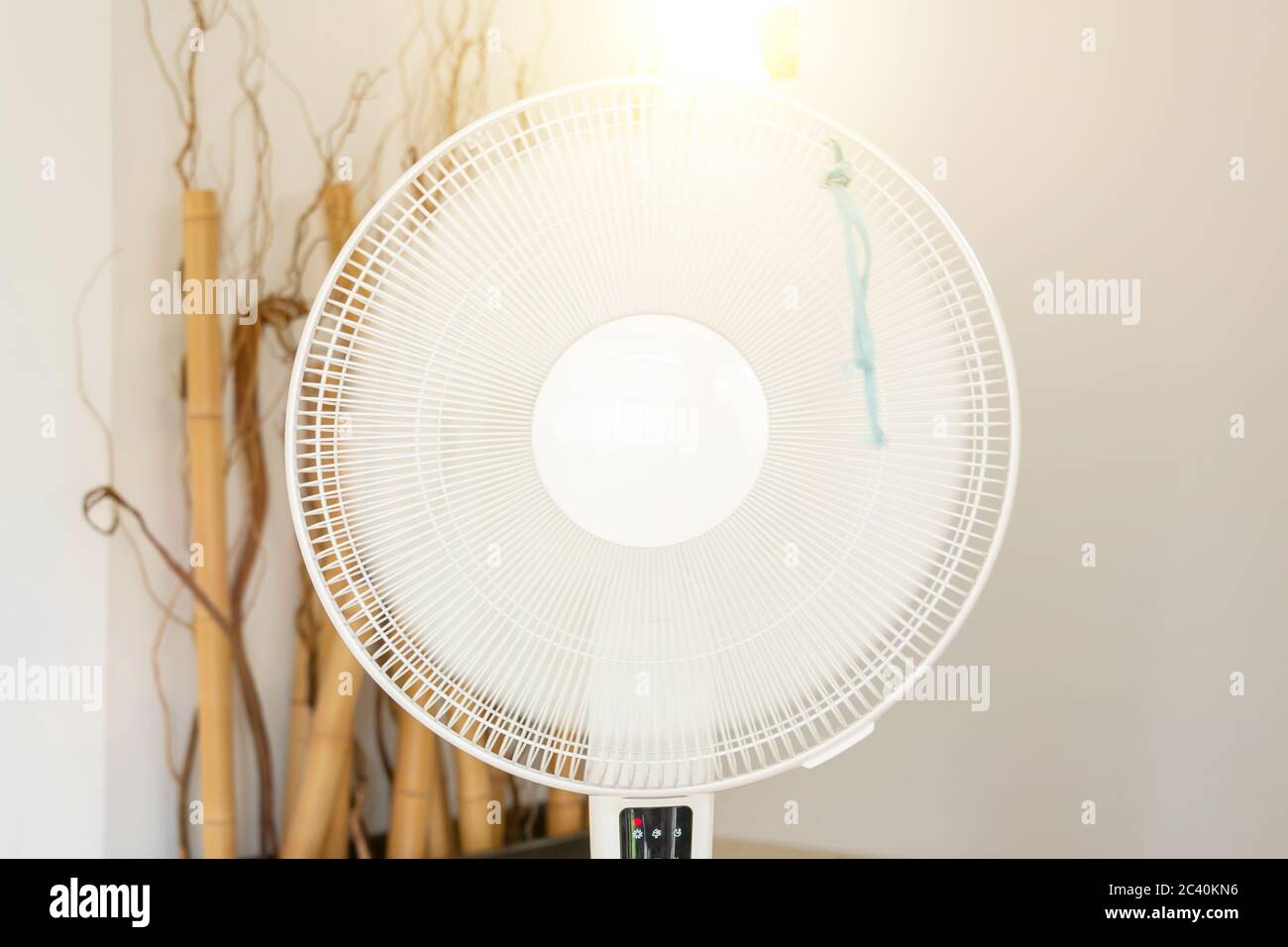 Nahaufnahme auf elektrischen Boden stehenden Ventilator in Aktion in modernen Haus Interieur während sonnigen heißen Sommertag Stockfoto