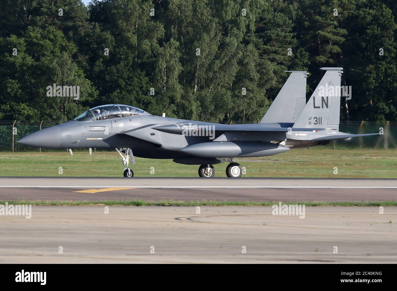 Eine 48. FW F-15E, die nach einer Überholung in den USA nach Lakenheath zurückkehrt. Die Nase trägt eine Widmung an den 48. FW-Piloten, der kürzlich bei einem Absturz ums Leben kam. Stockfoto