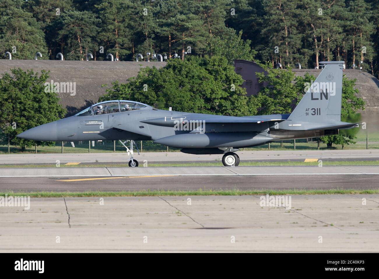 Eine 48. FW F-15E, die nach einer Überholung in den USA nach Lakenheath zurückkehrt. Die Nase trägt eine Widmung an den 48. FW-Piloten, der kürzlich bei einem Absturz ums Leben kam. Stockfoto