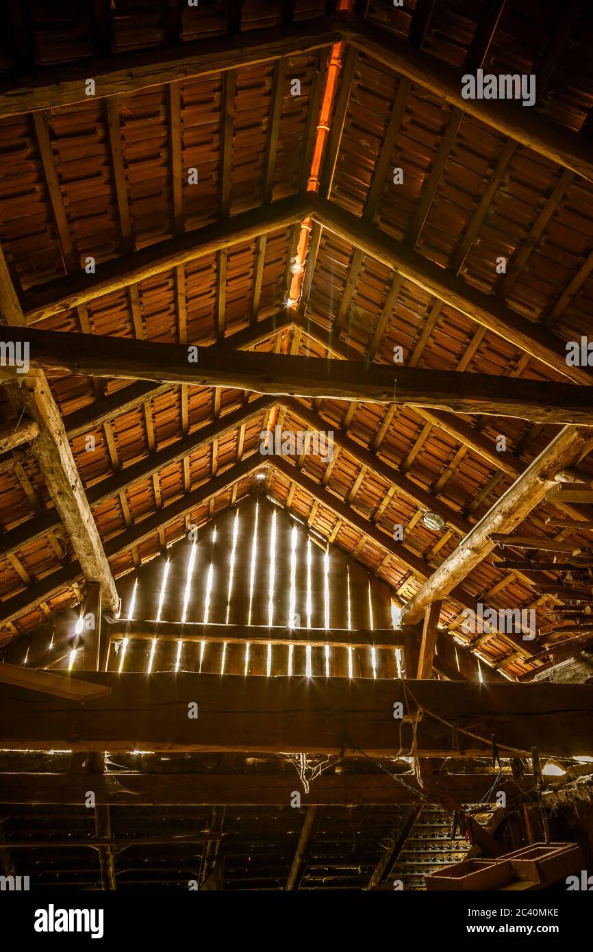 Innenraum des alten Holzschuppen mit Schrottholz mit Sonnenstrahlen. Alte Scheune. Stockfoto