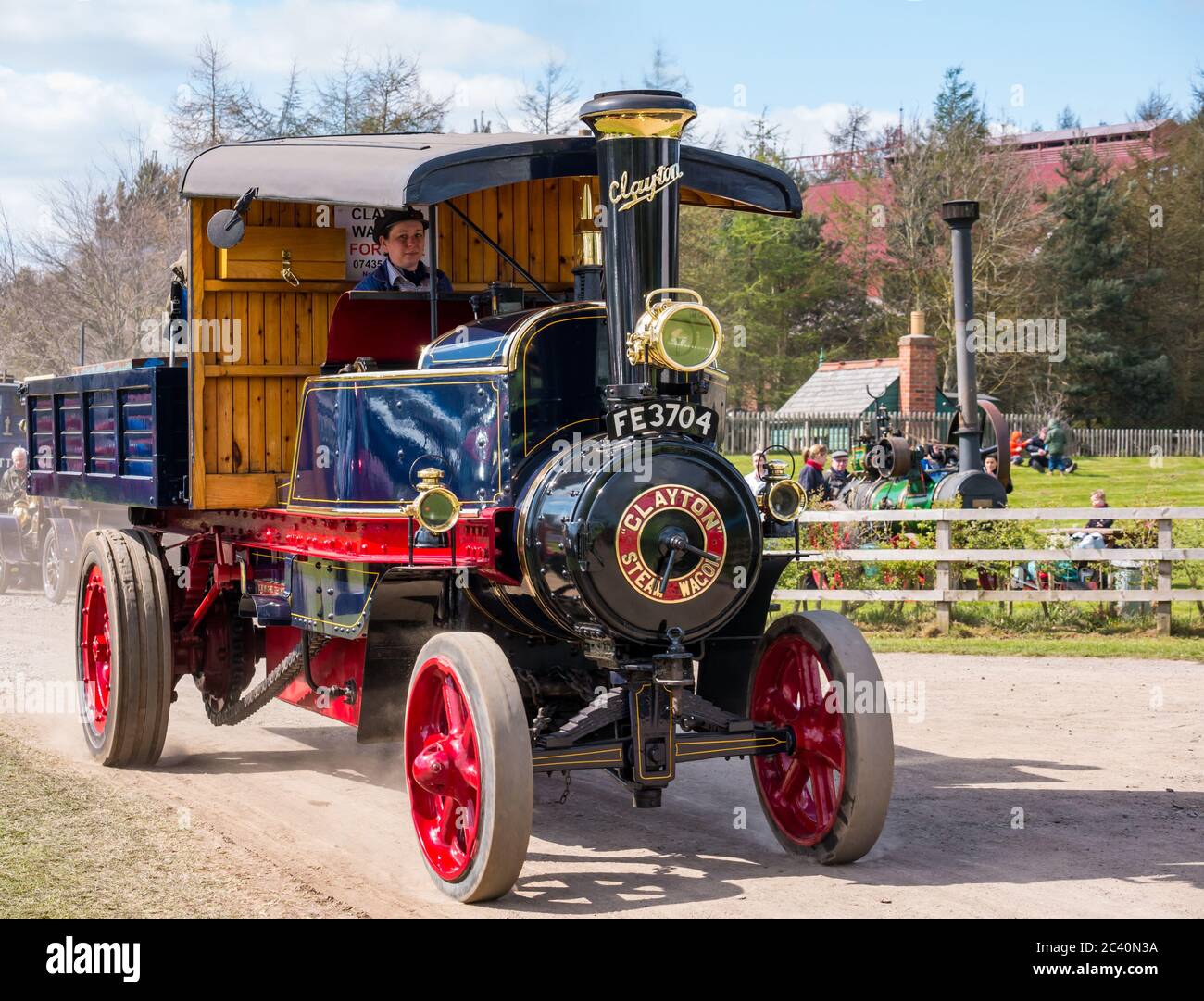 Frau fährt 1920 Vintage Clayton und Shuttleworth Dampfwagen, Great North Steam Fair, Beamish Museum, Durham County, England, Großbritannien Stockfoto