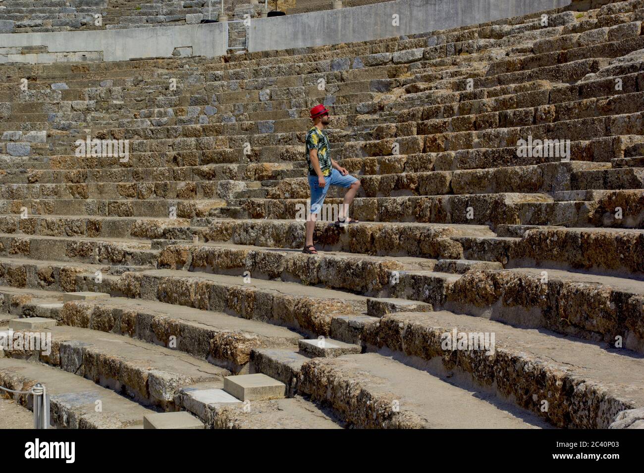 Schöner junger Mann in rotem Hut in Ephesus antiken Stadt Stockfoto