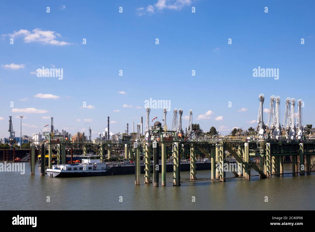 Hafen Köln-Godorf, eine Verladeanlage für brennbare Flüssigkeiten, von diesem Werk aus führt eine Pipeline direkt zu den nahe gelegenen Werken von Shell und Lyon Stockfoto