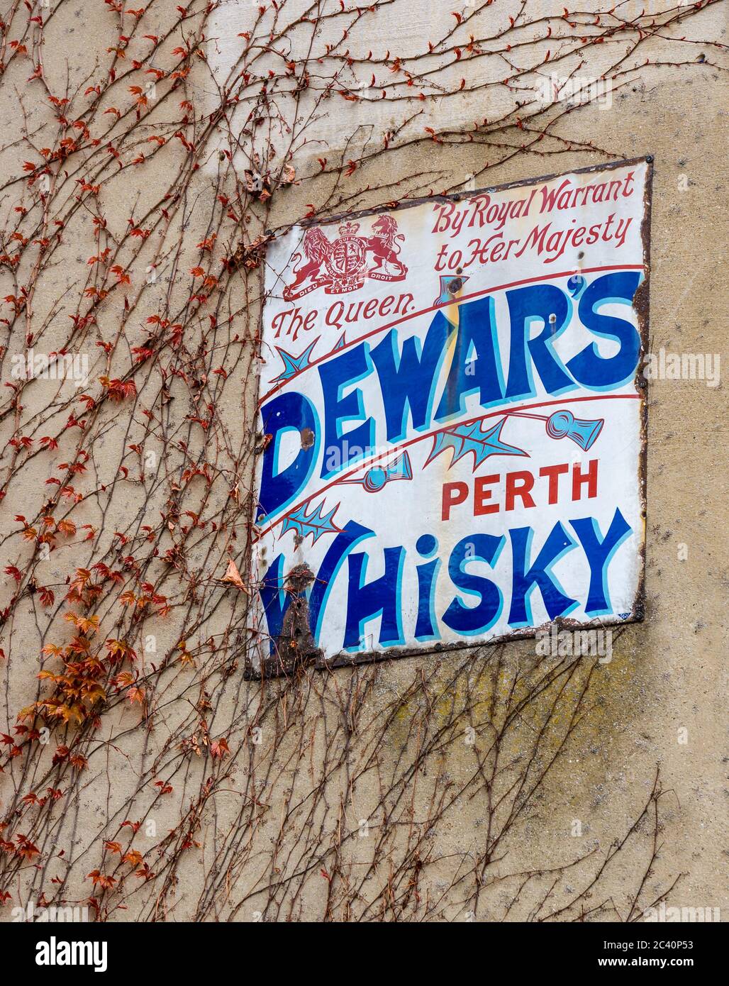 Altmodisches Schild in der Wand für Dewar's Scotch Whisky, Beamish Museum, Durham County, England, Großbritannien Stockfoto