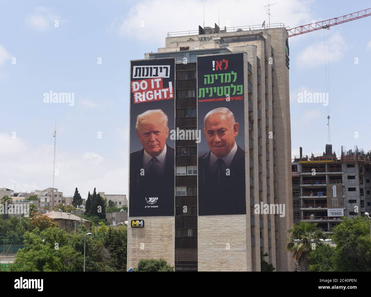 Jerusalem, Israel. Juni 2020. Eine Plakatwand mit Fotos des US-Präsidenten Donald Trump und des israelischen Premierministers Benjamin Netanjahu, die auf Hebräisch "Nein zu einem palästinensischen Staat" lesen, überblickt eine Autobahn in Jerusalem am Donnerstag, den 18. Juni 2020. Die Plakatwand ist Teil einer Kampagne israelischer Siedler gegen Trumps 'Deal of the Century' Friedensplan zwischen Israel und den Palästinensern. Foto von Debbie Hill/UPI Kredit: UPI/Alamy Live Nachrichten Stockfoto