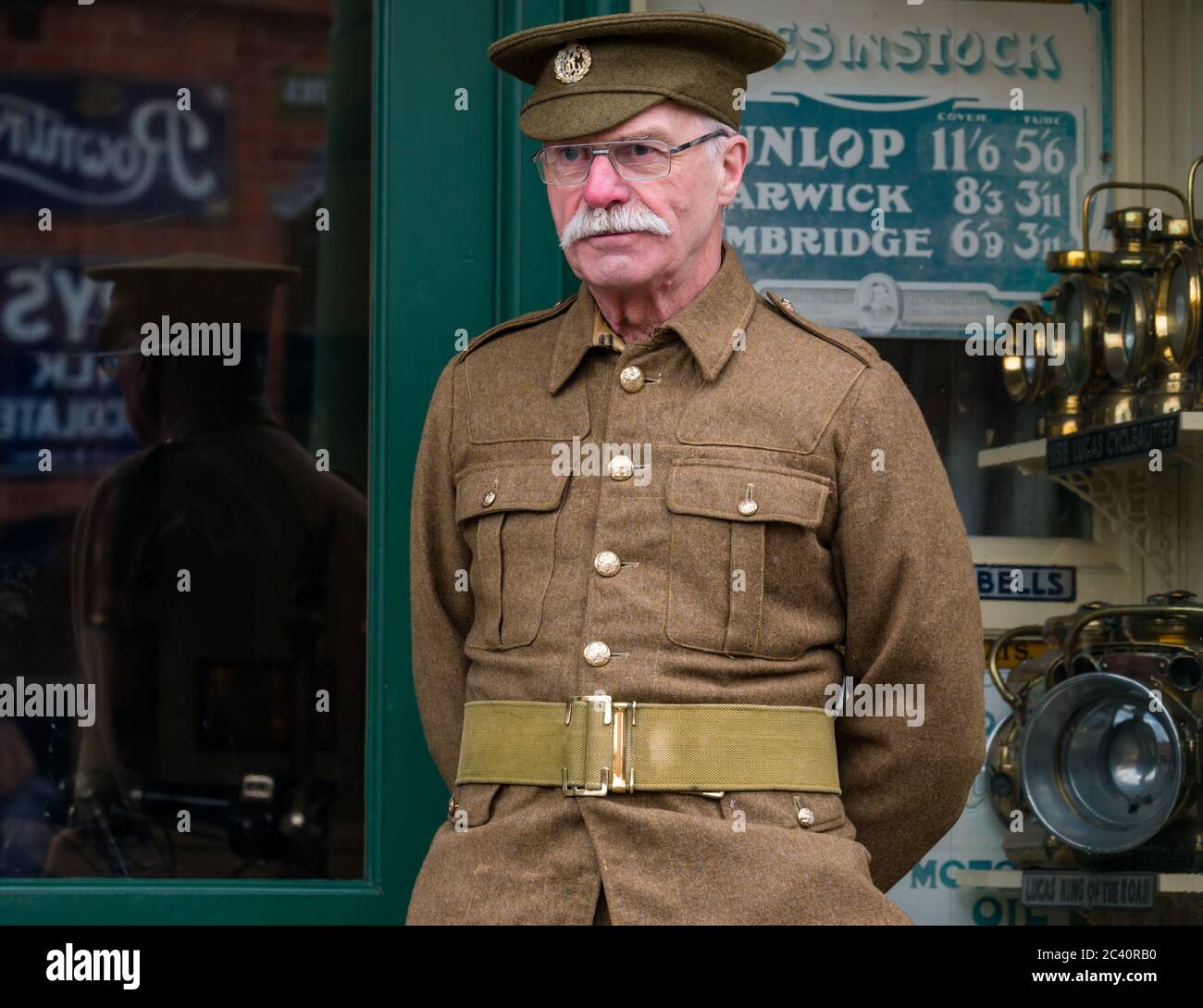 Älterer Mann mit Schnurrbart in zeitlicher Militäruniform des Ersten Weltkriegs, Beamish Museum, Durham County, England, Großbritannien Stockfoto