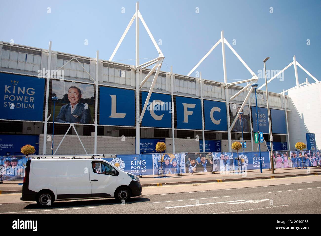 Leicester City / Brighton & Hove Albion. LCFC King Power Stadium vor dem ersten Premier League-Heimspiel seit Coronavirus Covid-19 Pandemiesperre. Ventilatoren warnten davor, sich fernzuhalten, da ein „Fanzaun“ um den Erdrand herum aufgefahren wird, bevor hinter geschlossenen Türen ein Spiel durchgeführt wird. Stockfoto