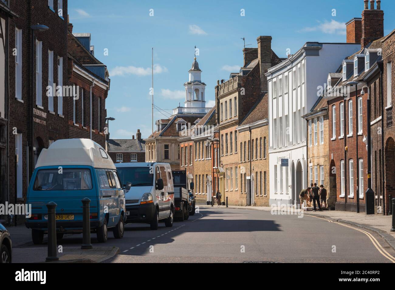 Kings Lynn Street, Blick nach Süden entlang der King Street im historischen Zentrum von King's Lynn, Norfolk, East Anglia, Großbritannien. Stockfoto