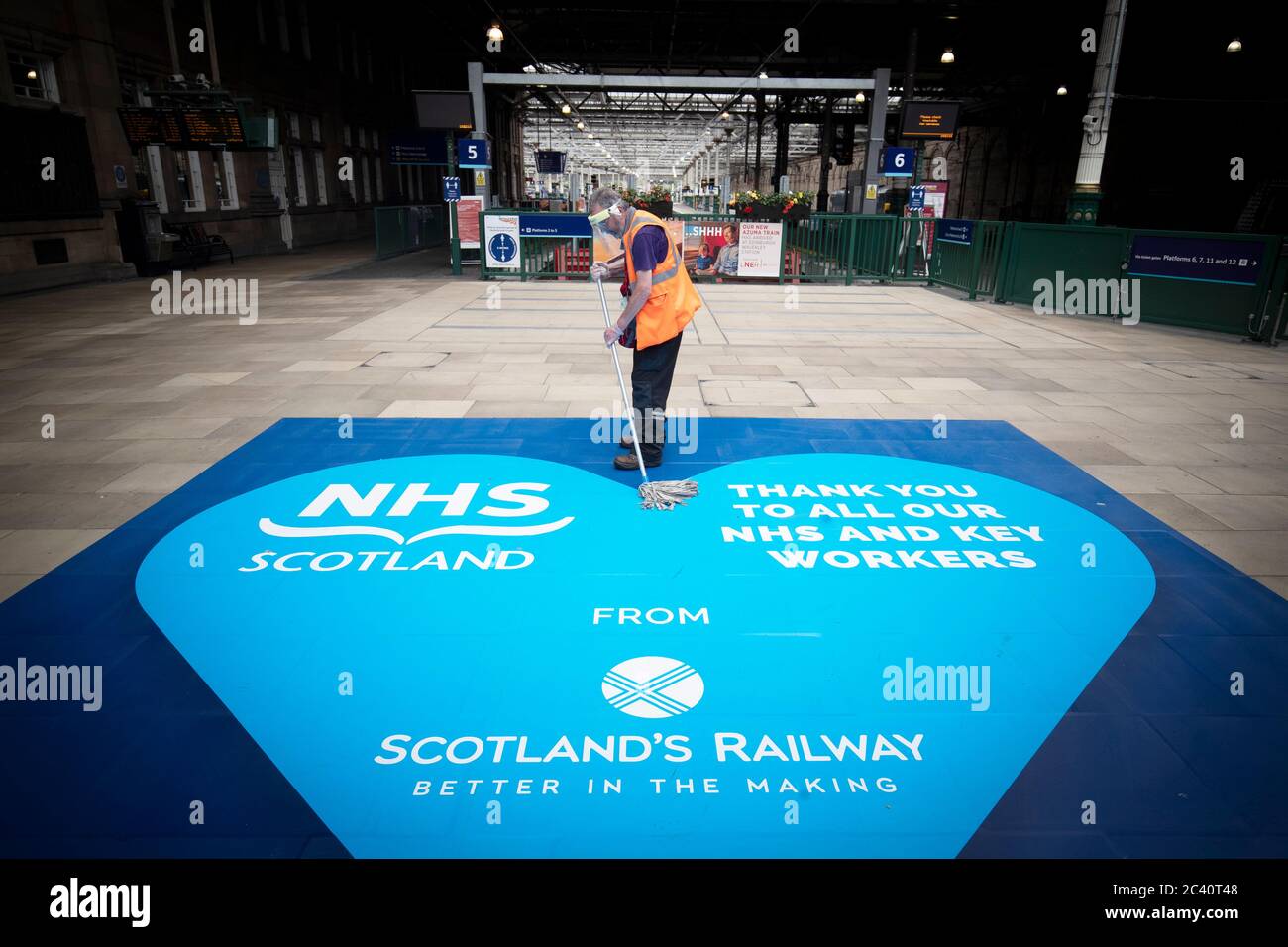 Mitglieder des Reinigungsteams bei der Arbeit in Waverley Station, Edinburgh, als Schottland in die zweite Phase seines vier-Schritte-Plans bewegt, um aus dem Lockdown zu erleichtern. Stockfoto