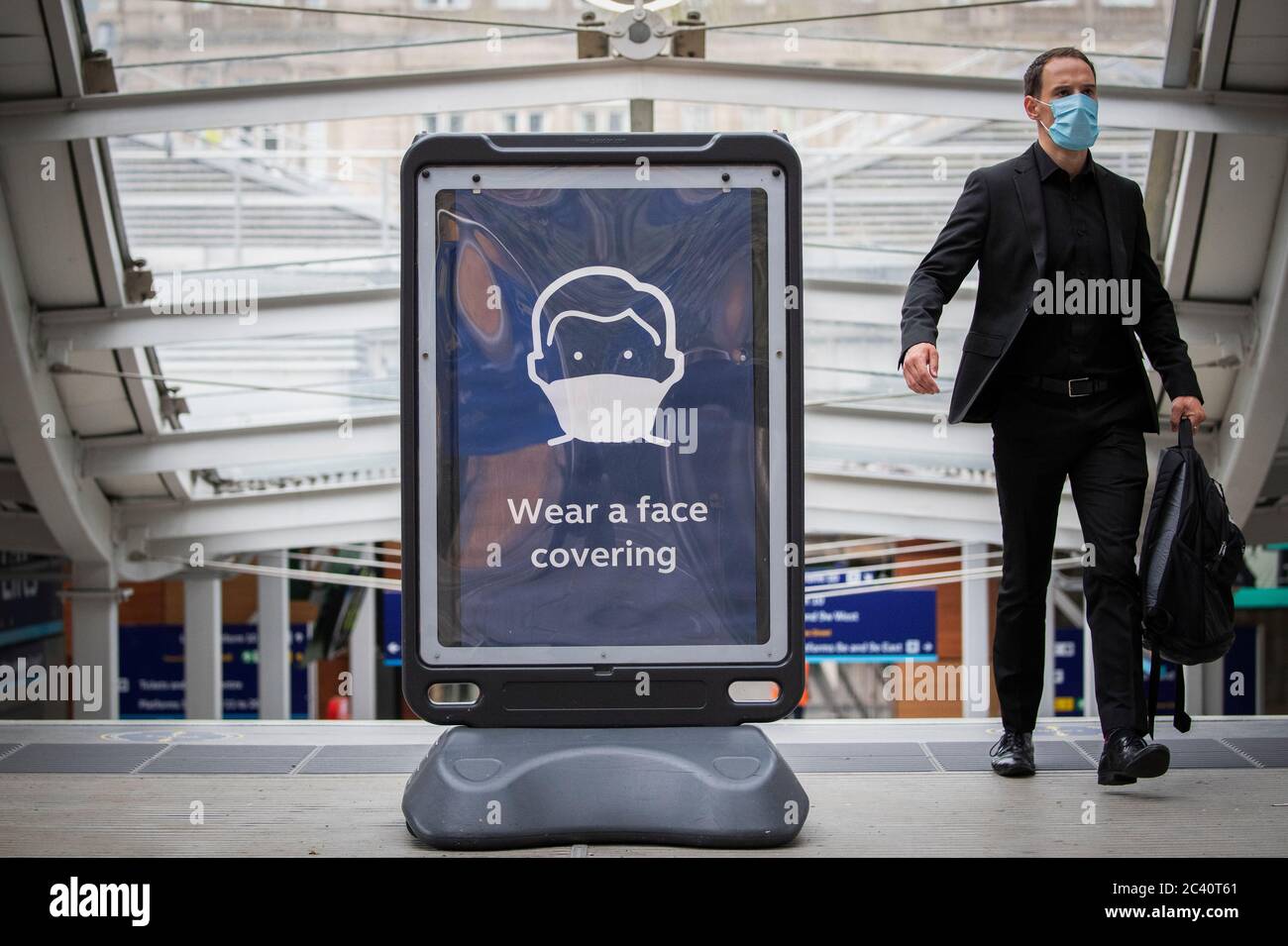 Ein Mitglied der Öffentlichkeit trägt eine schützende Gesichtsmaske in Waverley Station, Edinburgh, als Schottland in die zweite Phase seines vier-Schritte-Plans bewegt, um aus dem Lockdown zu erleichtern. Stockfoto
