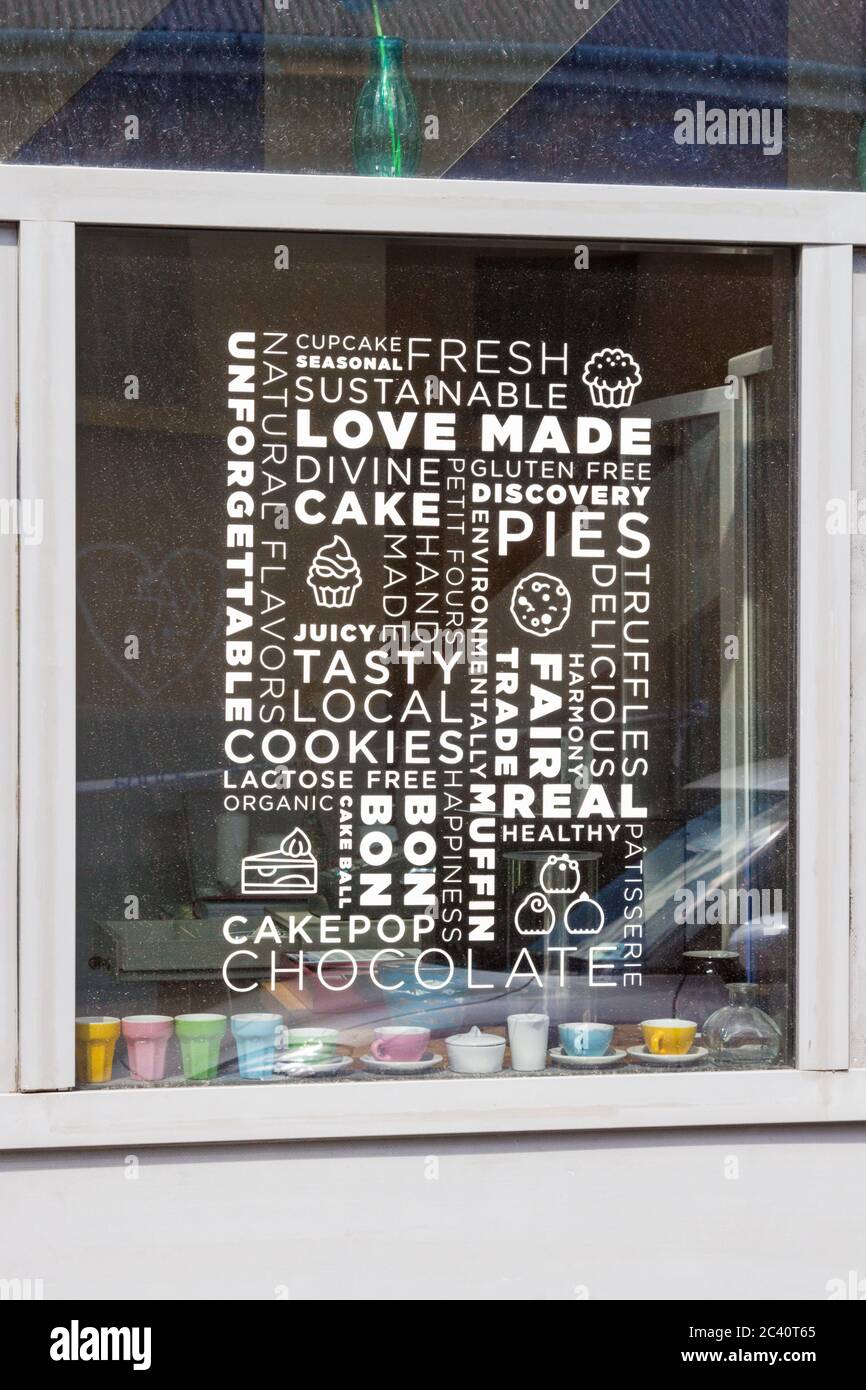 Schaufenster von 'Csiz' glutenfreien Süßwaren mit englischen Wörtern in Form angeordnet, Sopron, Ungarn Stockfoto