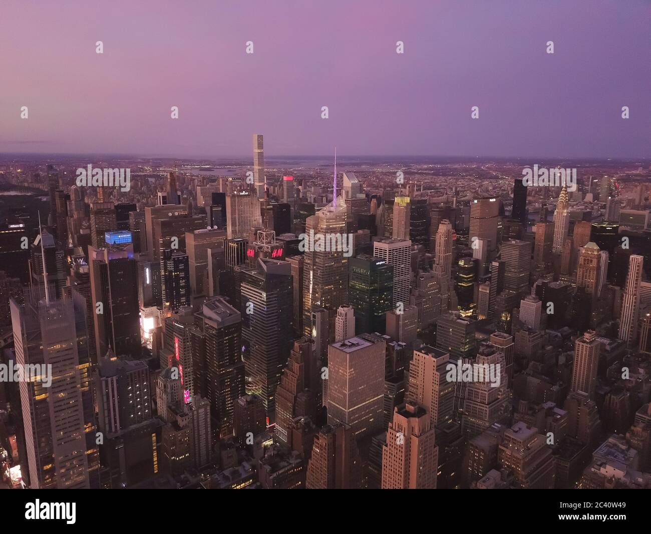 Luftaufnahme des Herzens von Manhattan, New York City mit hohen Wolkenkratzern direkt nach Sonnenuntergang in Dämmerung Licht Stockfoto