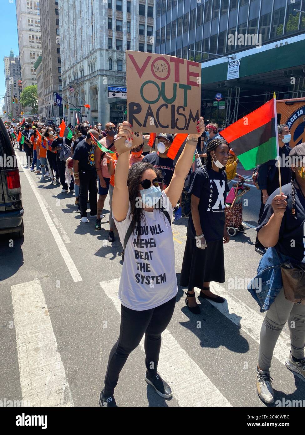 Demonstration und marsch in der Nähe des New Yorker Rathauses am 18. Juni hält den Druck aufrecht, die Polizeibrutalität zu beenden, insbesondere gegen Schwarze, und das System zu ändern, um wahre Gleichheit für alle Bürger zu reflektieren. New York City. Stockfoto