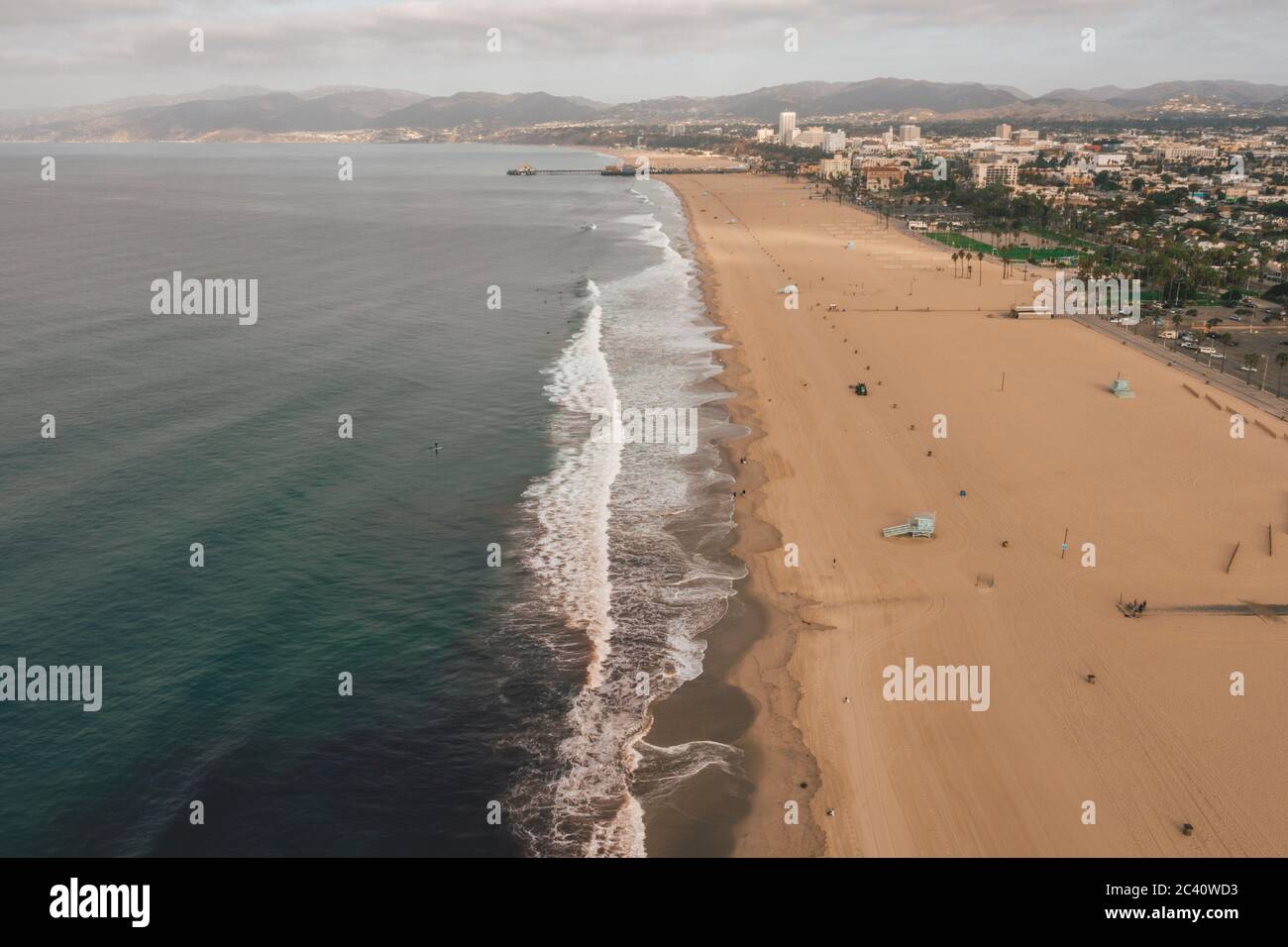 Wunderschöne weite Aussicht über Manhattan Beach in Kalifornien mit Wellen, die auf den Strand krachen Stockfoto