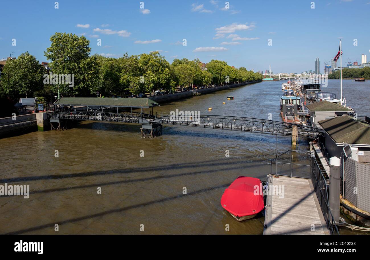 Blick von der Albert Bridge auf die Themse in London mit Pontons und Stegen. Entworfen von Rowland Ordish 1873, geändert von Joseph Bazalgette, 1887. Stockfoto