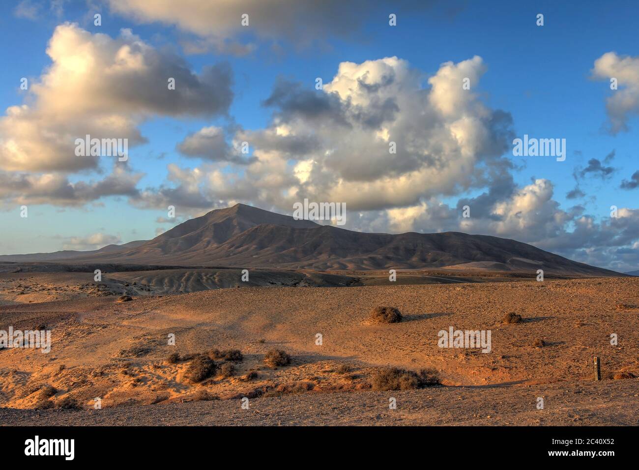 Goldene Stunde über einer typischen Landschaft auf Lanzarote Insel von den Kanaren, Spanien. Die Lage ist im südlichen Teil der Insel, von den Klippen Stockfoto