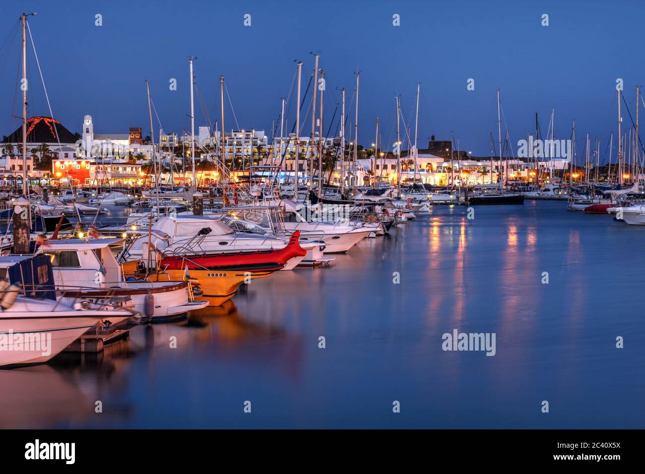 Nachtaufnahme von Marina Rubicon, einem kleinen Resort-Hafen an der Küste von Playa Blanca auf der Kanarischen Insel Lanzarote Arhipelago, Spanien. Stockfoto
