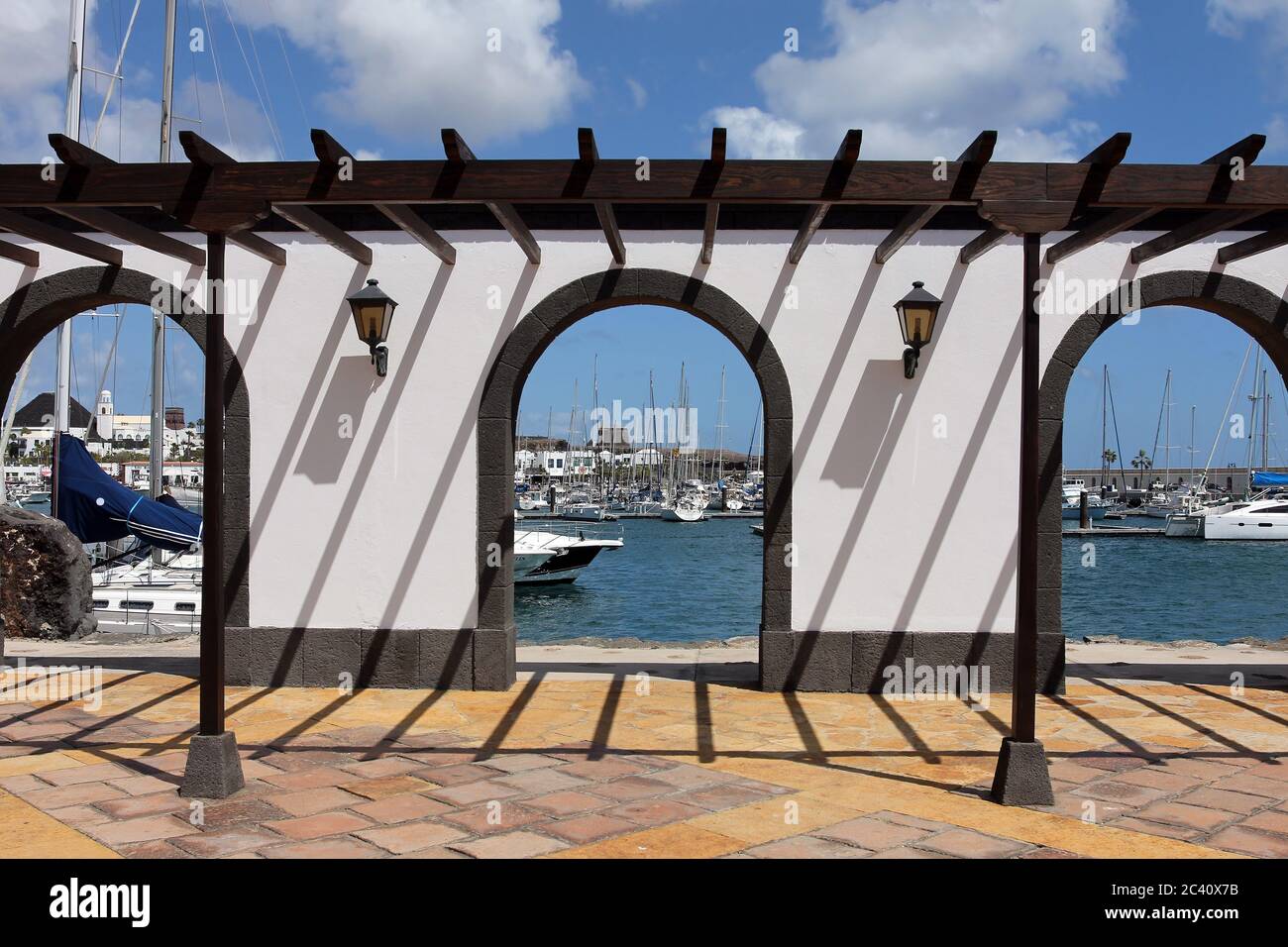 Wunderschöne Portikus in Marina Rubicon, einem kleinen Segelhafen im Süden der Insel Lanzarote, Kanarische Inseln, Spanien. Stockfoto
