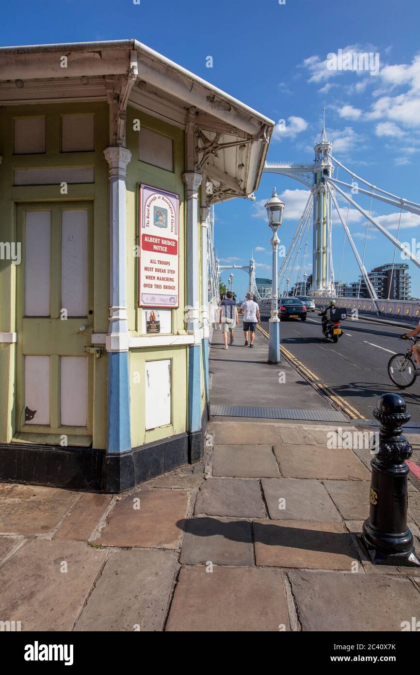 Albert Bridge auf der Themse in London, zeigt die Mautstelle. Entworfen von Rowland Mason Ordish im Jahr 1873, geändert von Joseph Bazalgette, 1887. Stockfoto